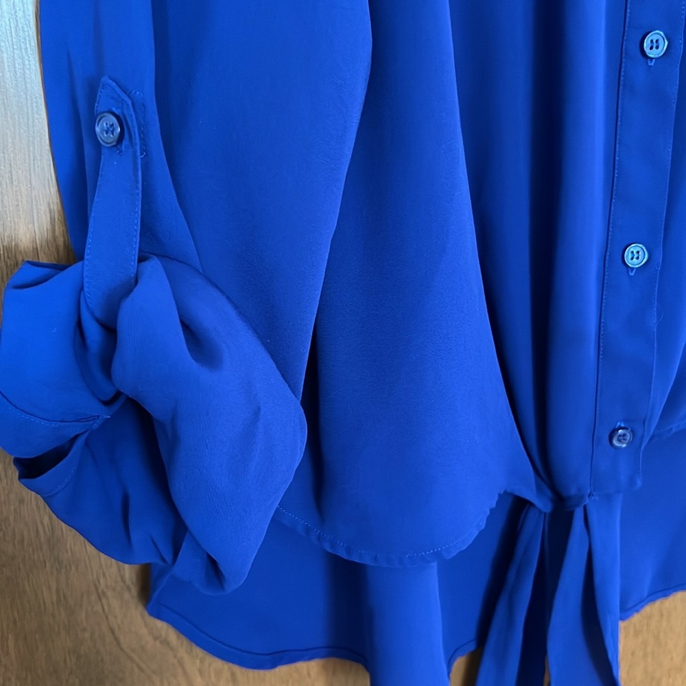 EUC Chico’s Cobalt Blue Tie Front High Low Shirt Roll Tab Sleeve Size 2/12 - Picture 4 of 13